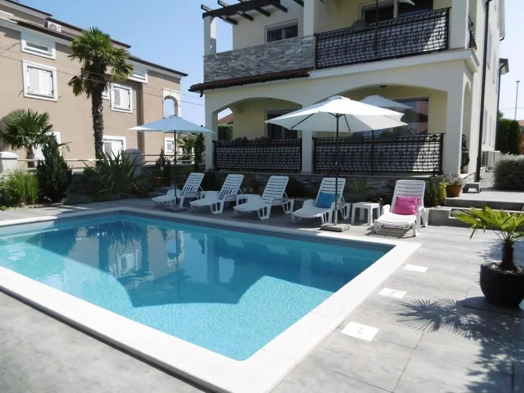 Villa Luka Apartment Red With Pool Vikendica