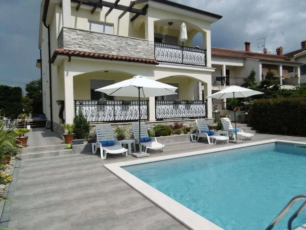 Villa Luka Apartment Red With Pool 0*, Funtana